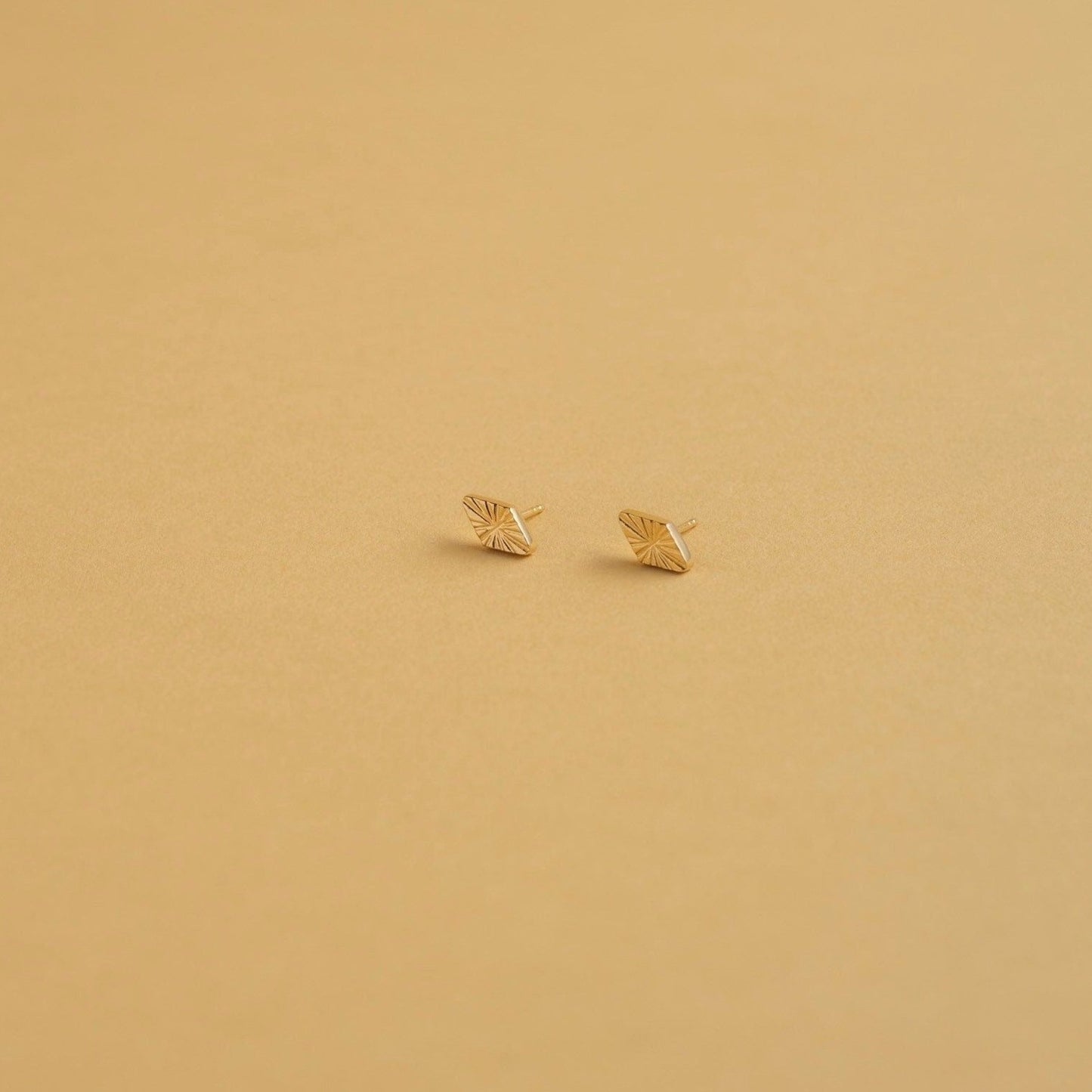 Studs RAYONS or